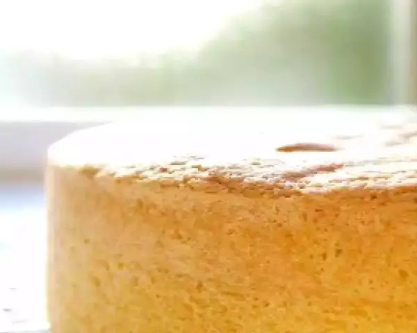 Un gâteau moelleux, parfait pour une recette génoise. Sa texture aérienne promet un délice.