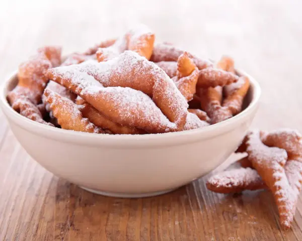 Beignets de carnaval saupoudrés de sucre glace, une délicieuse recette inspirée par Cyril Lignac.