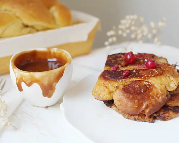 Délicieuse brioche perdue dorée, nappée de caramel et garnie de fruits rouges. Un délice à savourer !