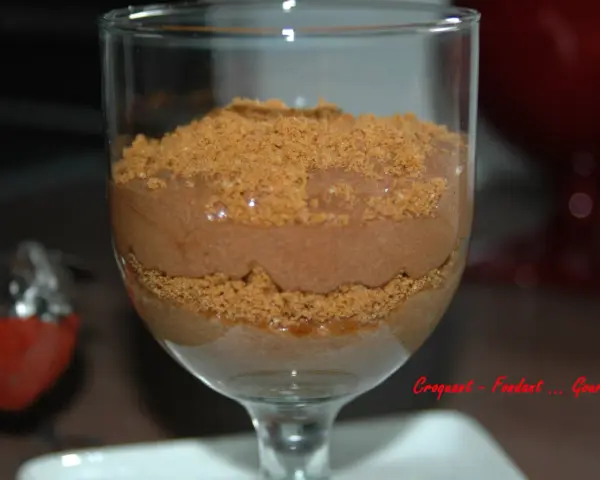 Délicieuse mousse au chocolat speculoos, superposée avec des miettes de biscuits pour un contraste croquant et fondant.