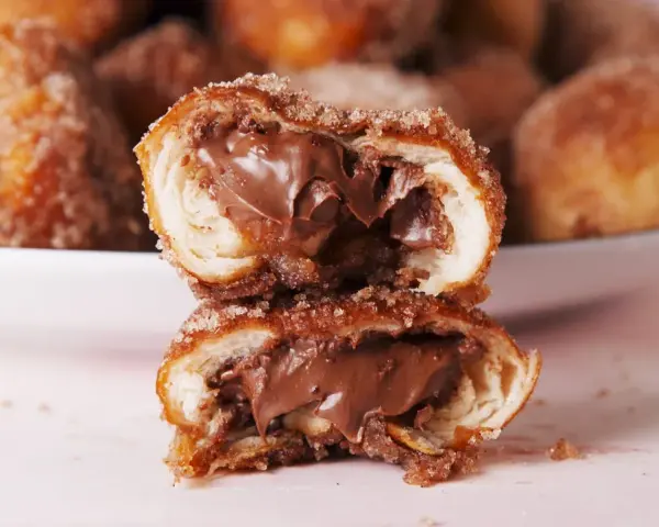 Bretzel au Nutella coupé en deux, révélant une garniture crémeuse au chocolat.