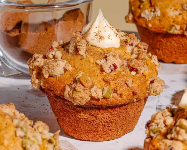 Un muffin gourmand, garni de crumble et d'une touche de glaçage, parfait pour une recette de muffin.
