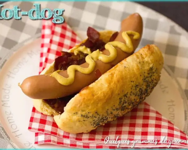 Un hot-dog gourmand avec un pain aux graines de pavot, garni de saucisse, oignons caramélisés et moutarde. Parfait pour une recette pain hot dog facile.