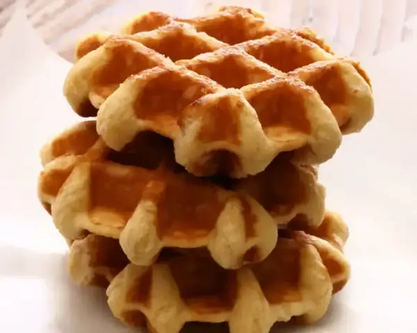 Pile de gaufres liégeoises dorées et croustillantes, prêtes à être dégustées.