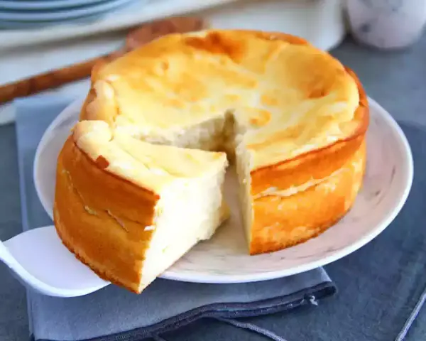 Un délicieux dessert fromage blanc rapide, un gâteau aérien et doré, prêt à être dégusté.