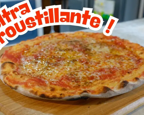 Une pizza ultra croustillante, parfaite pour une recette pâte à pizza fine. La croûte dorée et le fromage fondant invitent à la dégustation.