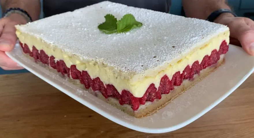 Un gâteau d'anniversaire facile et bluffant : une génoise légère, une crème onctueuse et des framboises fraîches, le tout saupoudré de sucre glace.