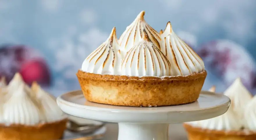Tartelette dorée garnie d'une meringue italienne aérienne aux pointes caramélisées, comme des sommets enneigés.