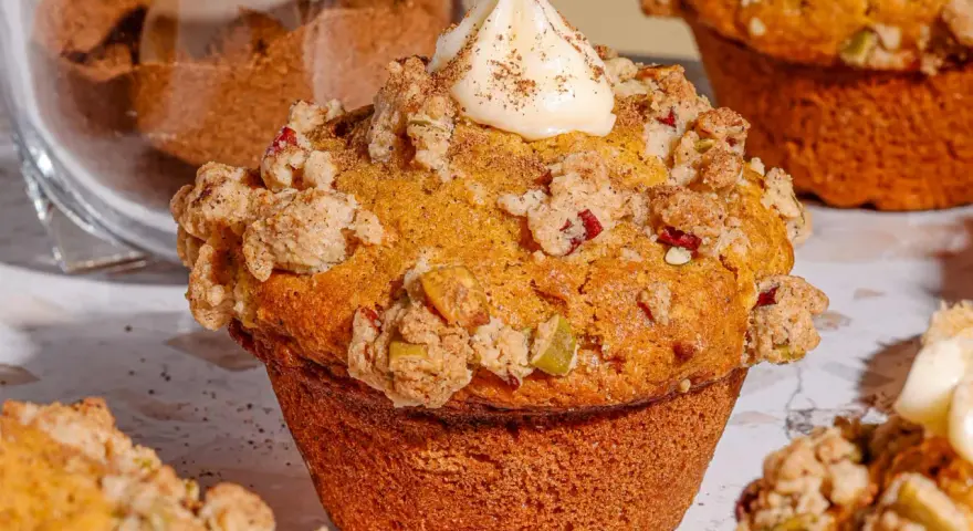 Un muffin gourmand, garni de crumble et d'une touche de glaçage, parfait pour une recette de muffin.