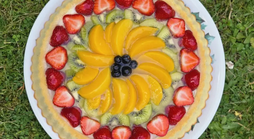 Tarte aux fruits frais sur une crème pâtissière légère. Une recette parfaite pour un dessert estival.