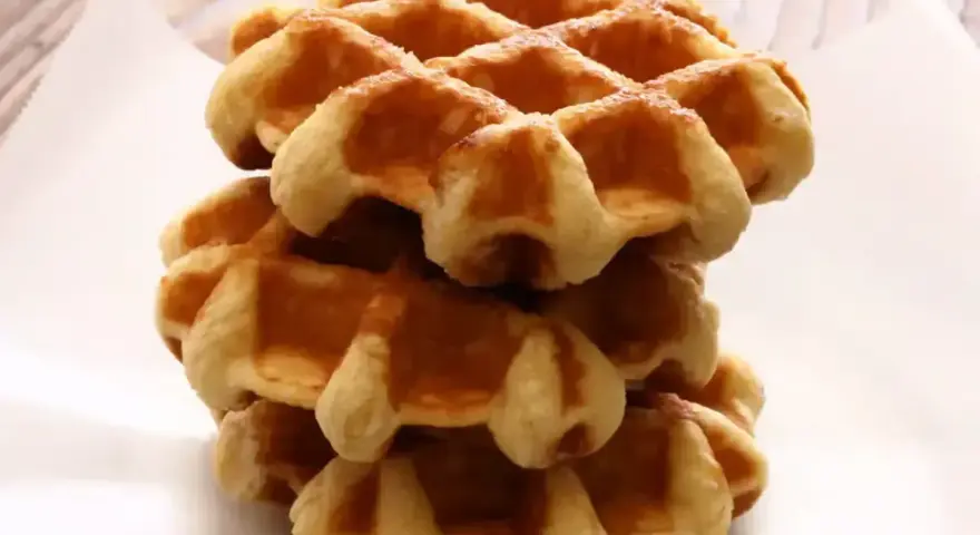 Pile de gaufres liégeoises dorées et croustillantes, prêtes à être dégustées.