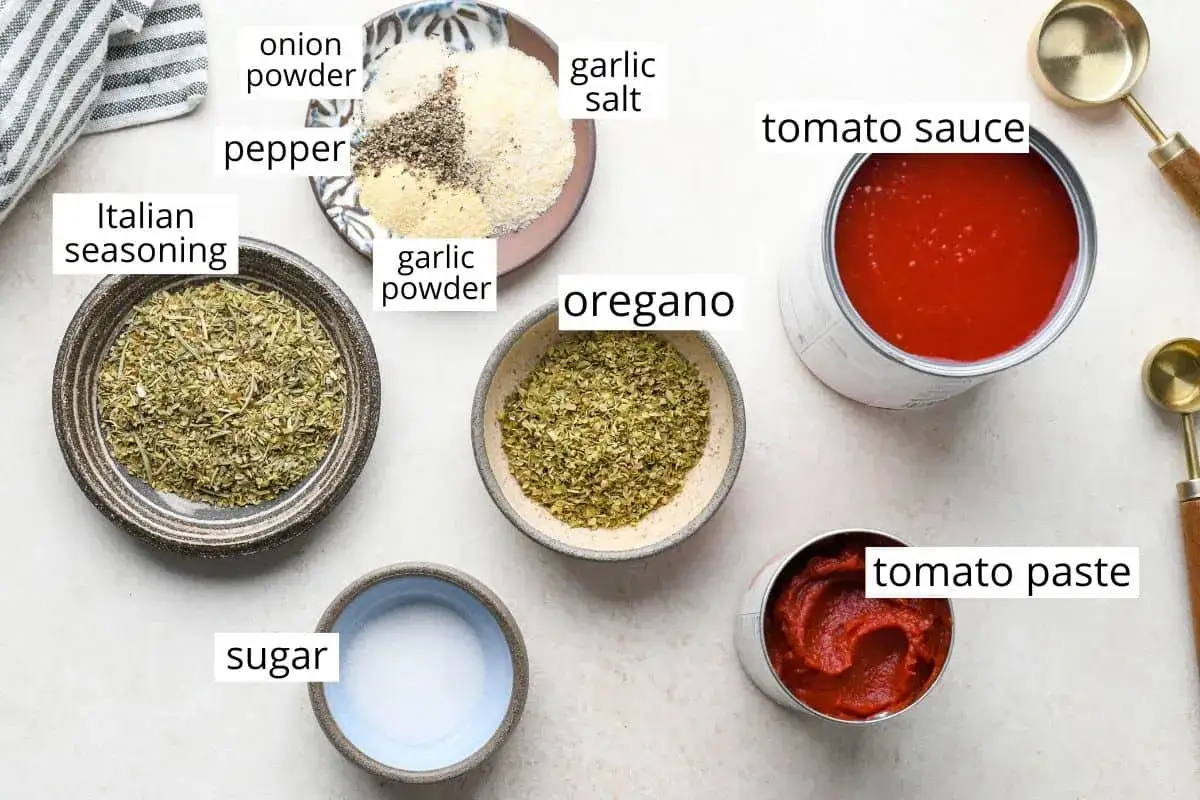 Ingr&eacute;dients pour une sauce tomate maison : concentr&eacute;, pur&eacute;e, sucre, sel, ail, oignon, poivre, origan et assaisonnement italien.