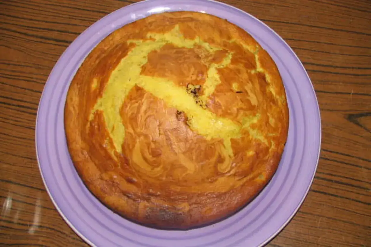 G&acirc;teau moelleux &agrave; la banane, dor&eacute; et app&eacute;tissant, sur une assiette violette.