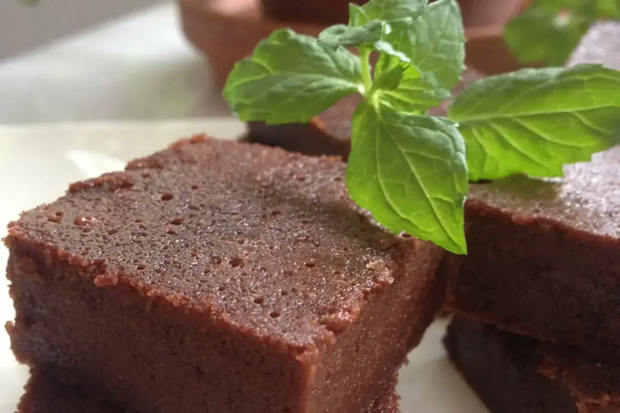 G&acirc;teau chocolat compote, moelleux et intense, garni d'une touche de menthe fra&icirc;che. Un d&eacute;lice pour les papilles.