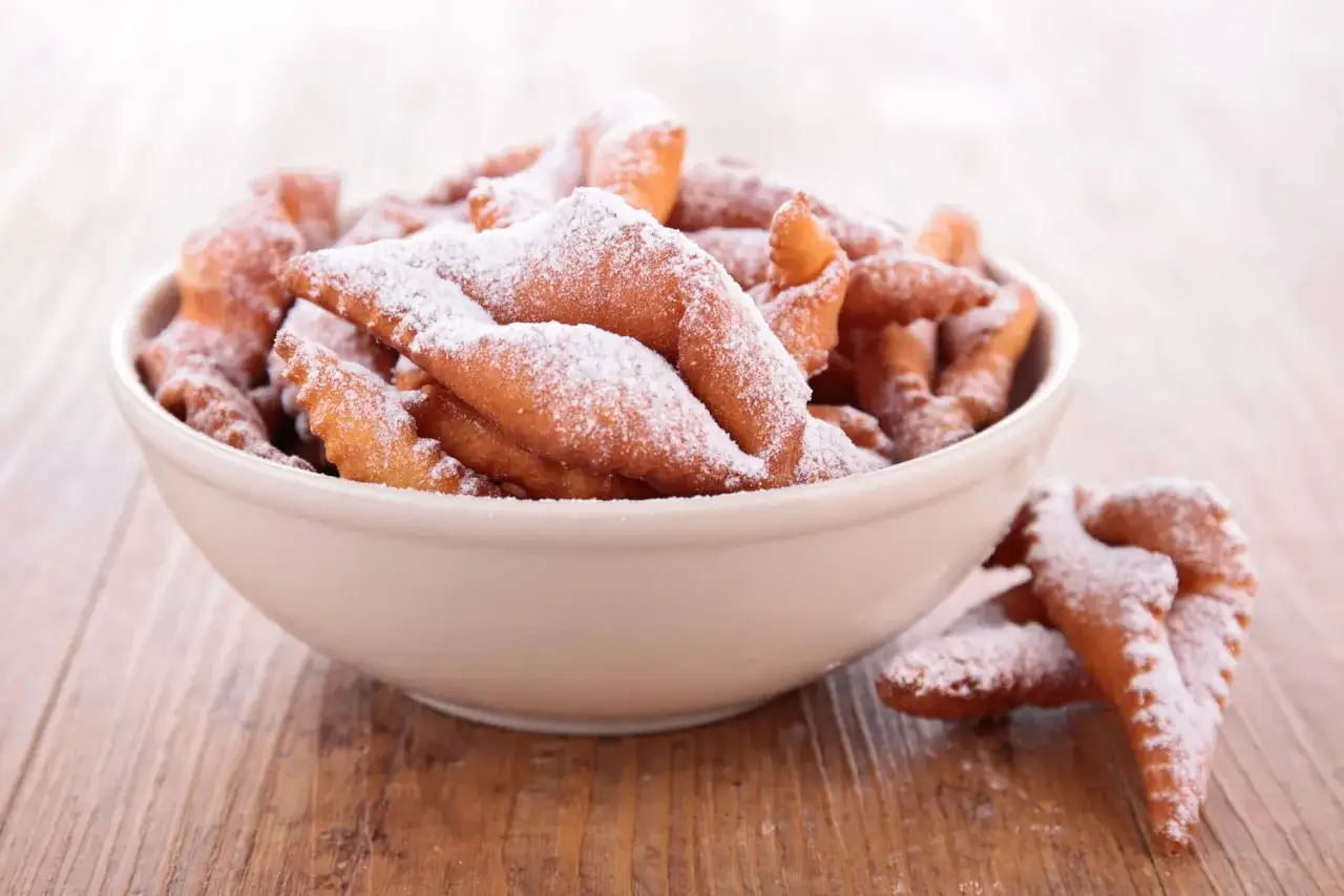 D&eacute;licieux beignets de carnaval saupoudr&eacute;s de sucre glace, inspir&eacute;s par la recette de Cyril Lignac. Parfaits pour la f&ecirc;te !
