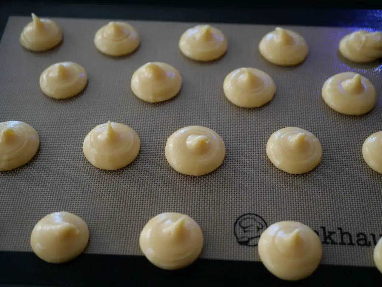 Petites boules de p&acirc;te &agrave; choux pr&ecirc;tes &agrave; cuire, une &eacute;tape cl&eacute; pour r&eacute;ussir votre fiche technique p&acirc;te &agrave; choux CAP.