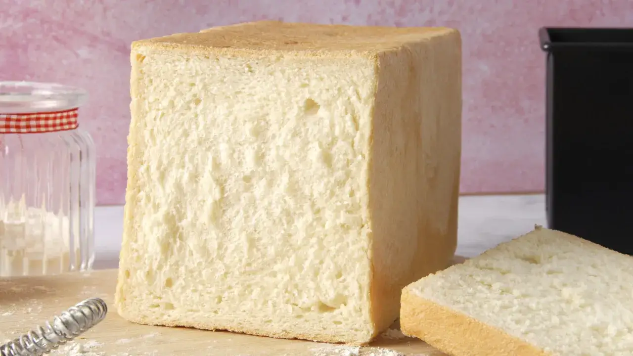 Pain de mie moelleux, parfait pour un sandwich. La levure chimique assure sa légèreté.