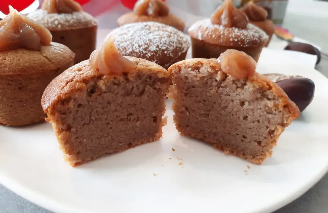 Petits gâteaux moelleux au goût de crème de marron, certains saupoudrés de sucre glace, prêts à être dégustés.