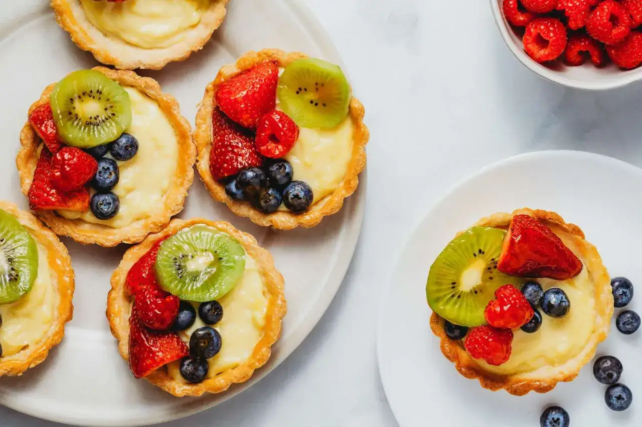 Petites tartes aux fruits frais sur une cr&egrave;me p&acirc;tissi&egrave;re onctueuse. Une recette parfaite pour une tarte fruit&eacute;e.