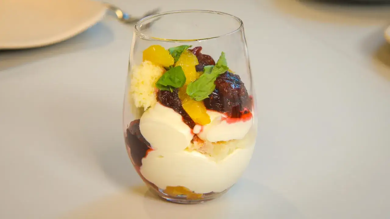 Un dessert en verrine : g&eacute;noise, cr&egrave;me onctueuse au mascarpone, fruits rouges et zestes d'orange. Une recette facile et gourmande.