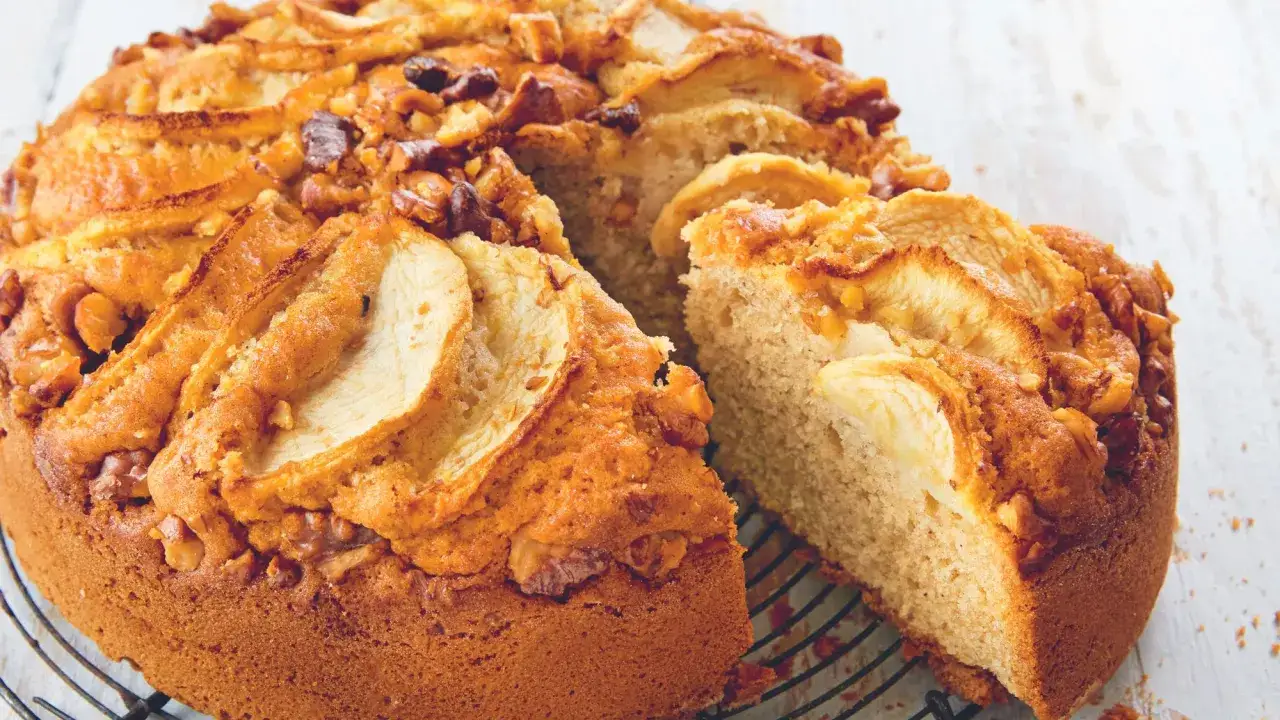 Un d&eacute;licieux g&acirc;teau aux pommes et noix de grand-m&egrave;re, avec des tranches de pommes et des noix croquantes sur le dessus.
