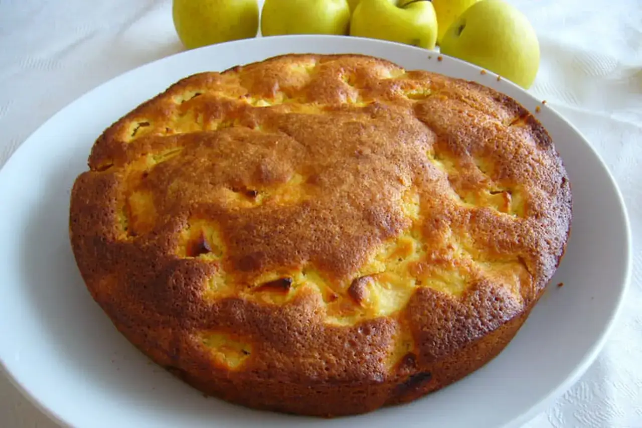 G&acirc;teau aux pommes dor&eacute;, un d&eacute;lice sans sucre. Des morceaux de fruits sont visibles &agrave; travers la cro&ucirc;te.