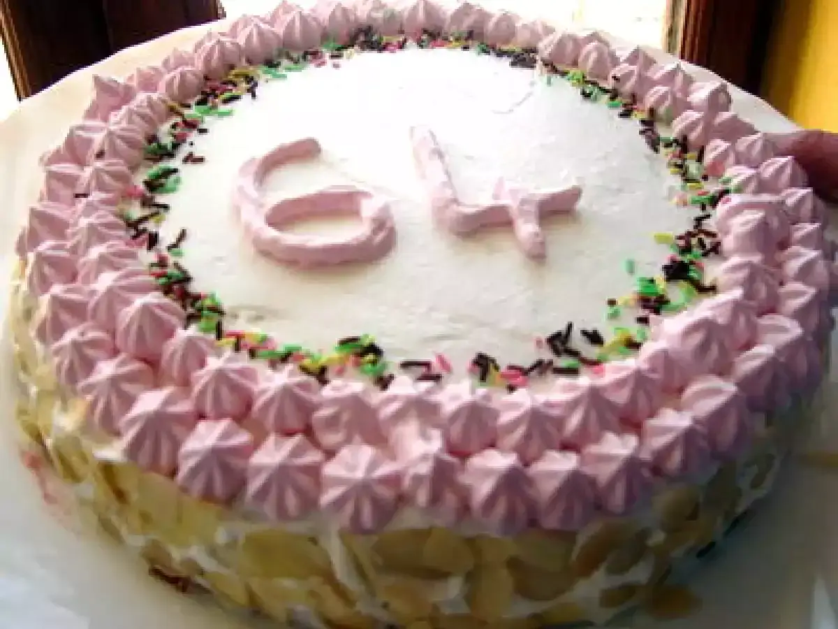 G&acirc;teau d'anniversaire d&eacute;cor&eacute; de vermicelles color&eacute;s et de roses en gla&ccedil;age mascarpone facile. Les chiffres 