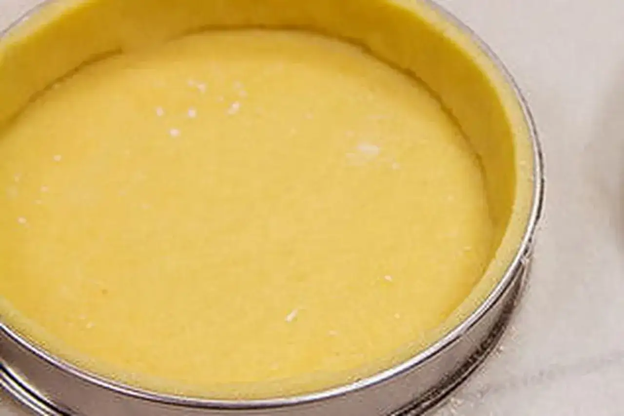 P&acirc;te sabl&eacute;e traditionnelle pr&ecirc;te &agrave; &ecirc;tre cuite dans un moule &agrave; tarte. Parfait pour une tarte aux fruits.