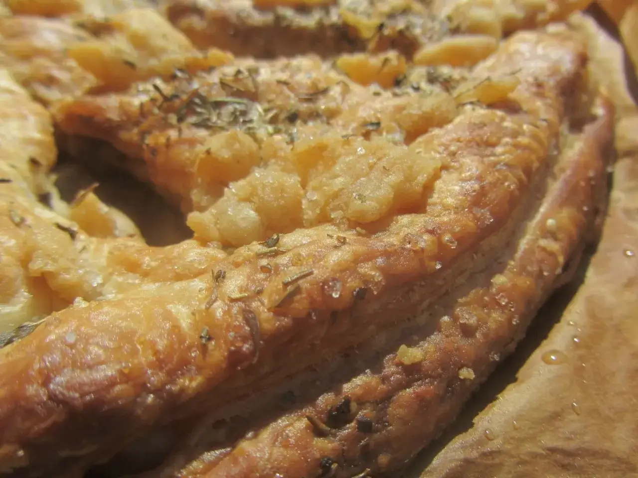 Fougasse aux grattons feuillet&eacute;e, dor&eacute;e et croustillante, parsem&eacute;e d'herbes et de sel. Un d&eacute;lice gourmand !