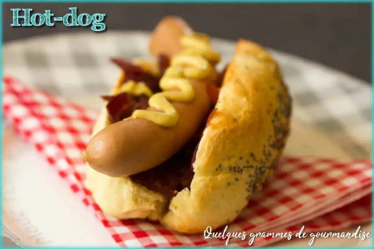Un hot-dog gourmand avec saucisse, bacon croustillant et moutarde, servi dans un pain moelleux. Parfait pour une recette pain hot dog maison.