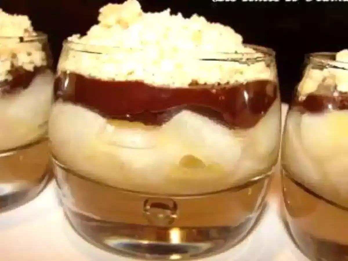 Délicieuse recette mousse poire chocolat : couches de poires, crème chocolat et crumble dans des verres.