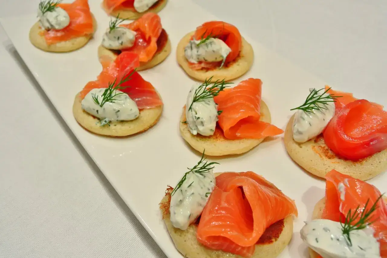 Petits blinis garnis de saumon fum&eacute; et d'une cr&egrave;me &agrave; l'aneth. Une recette facile pour l'ap&eacute;ritif.