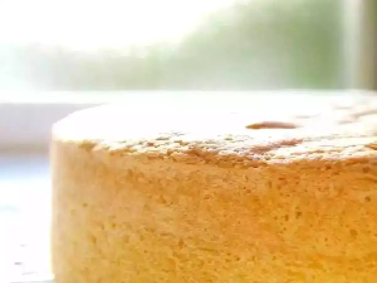 Un gâteau moelleux, parfait pour une recette génoise. Sa texture aérienne invite à la gourmandise.