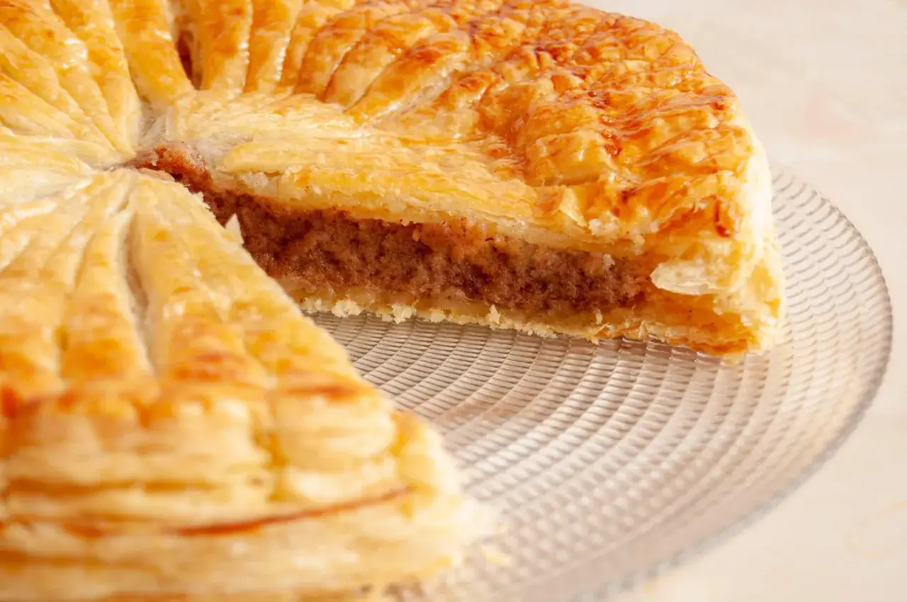 Un Pithiviers gateau dor&eacute;, feuillet&eacute; et garni d'une frangipane onctueuse, pr&ecirc;t &agrave; &ecirc;tre d&eacute;gust&eacute;.