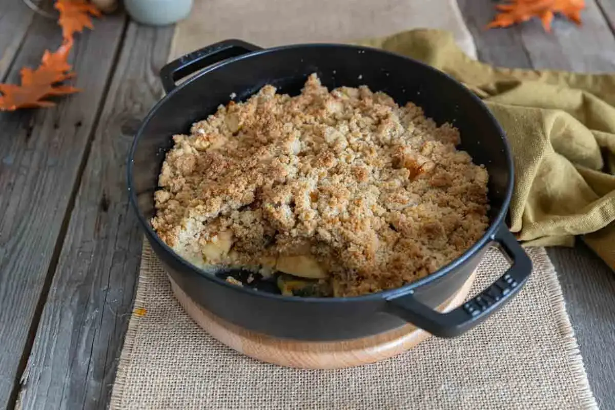 Un d&eacute;licieux crumble pomme tout juste sorti du four, avec sa cro&ucirc;te dor&eacute;e et croustillante. Parfait pour un go&ucirc;ter d'automne.