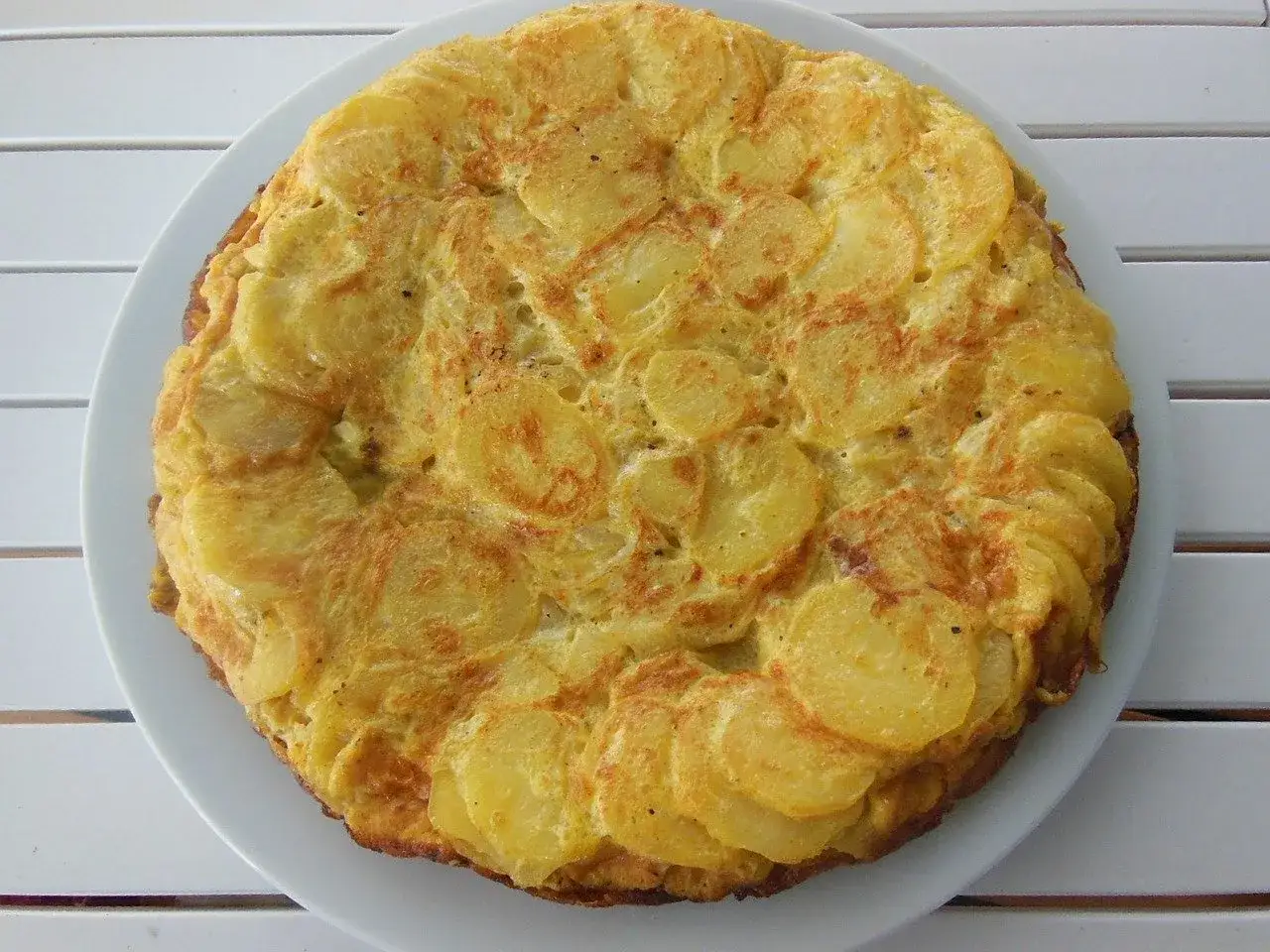 Une belle tortilla de pommes de terre, parfaite pour une recette facile et savoureuse.