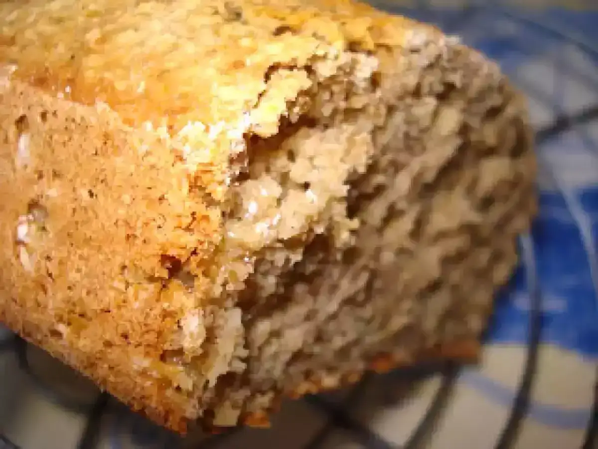 Gros plan sur un pain au son d'avoine dukan, dor&eacute; et croustillant, pr&ecirc;t &agrave; &ecirc;tre d&eacute;gust&eacute;.