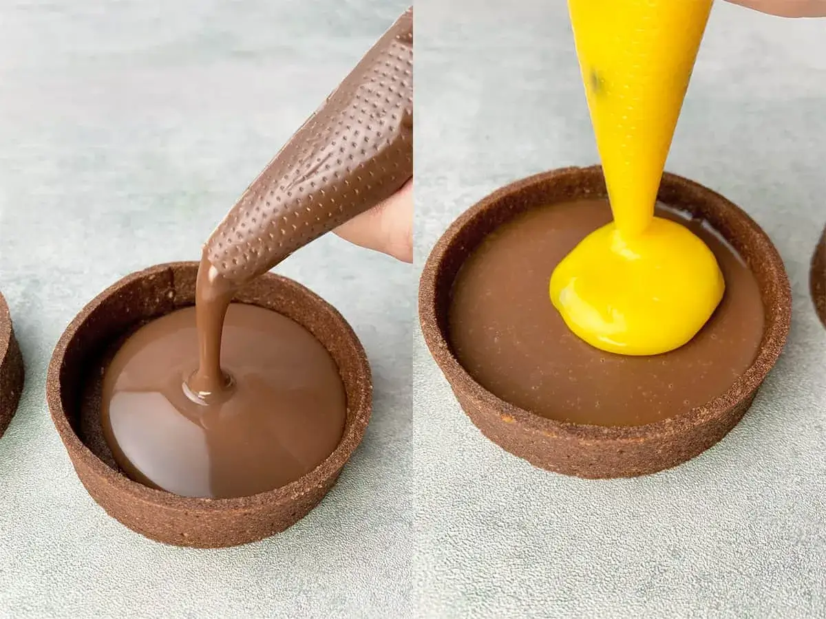Ganache chocolat passion : une poche &agrave; douille verse une ganache au chocolat dans une tartelette, puis une autre poche d&eacute;pose une cr&egrave;me jaune vif.