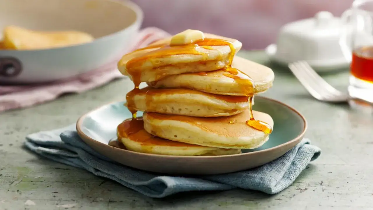Pile de pancakes dor&eacute;s, napp&eacute;s de sirop d'&eacute;rable et d'une noix de beurre. Une invitation &agrave; d&eacute;couvrir la recette parfaite pour un petit-d&eacute;jeuner gourmand.
