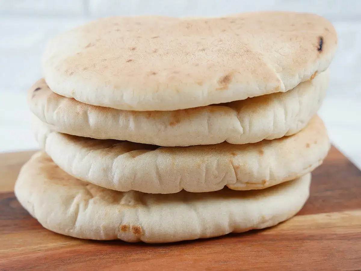 Pile de pains pita dor&eacute;s, parfaits pour une recette pita maison.