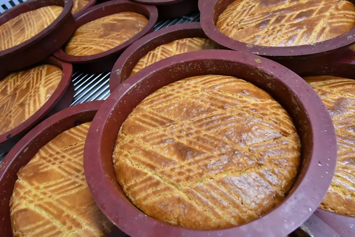 Plusieurs g&acirc;teaux bretons dor&eacute;s, aux croisillons caract&eacute;ristiques, sortent du four.