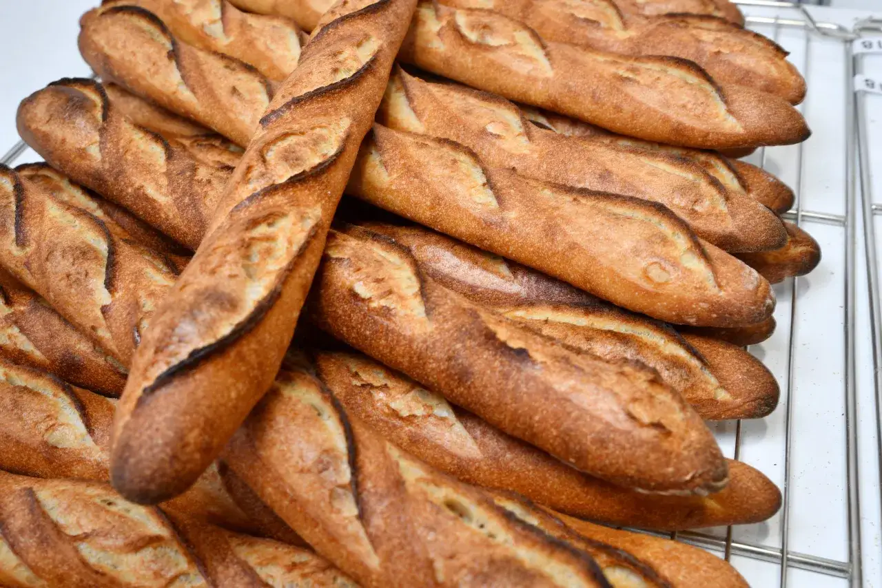 Baguettes traditionnelles dor&eacute;es, parfaites pour une recette CAP boulangerie. Croustillantes &agrave; l'ext&eacute;rieur, moelleuses &agrave; l'int&eacute;rieur.