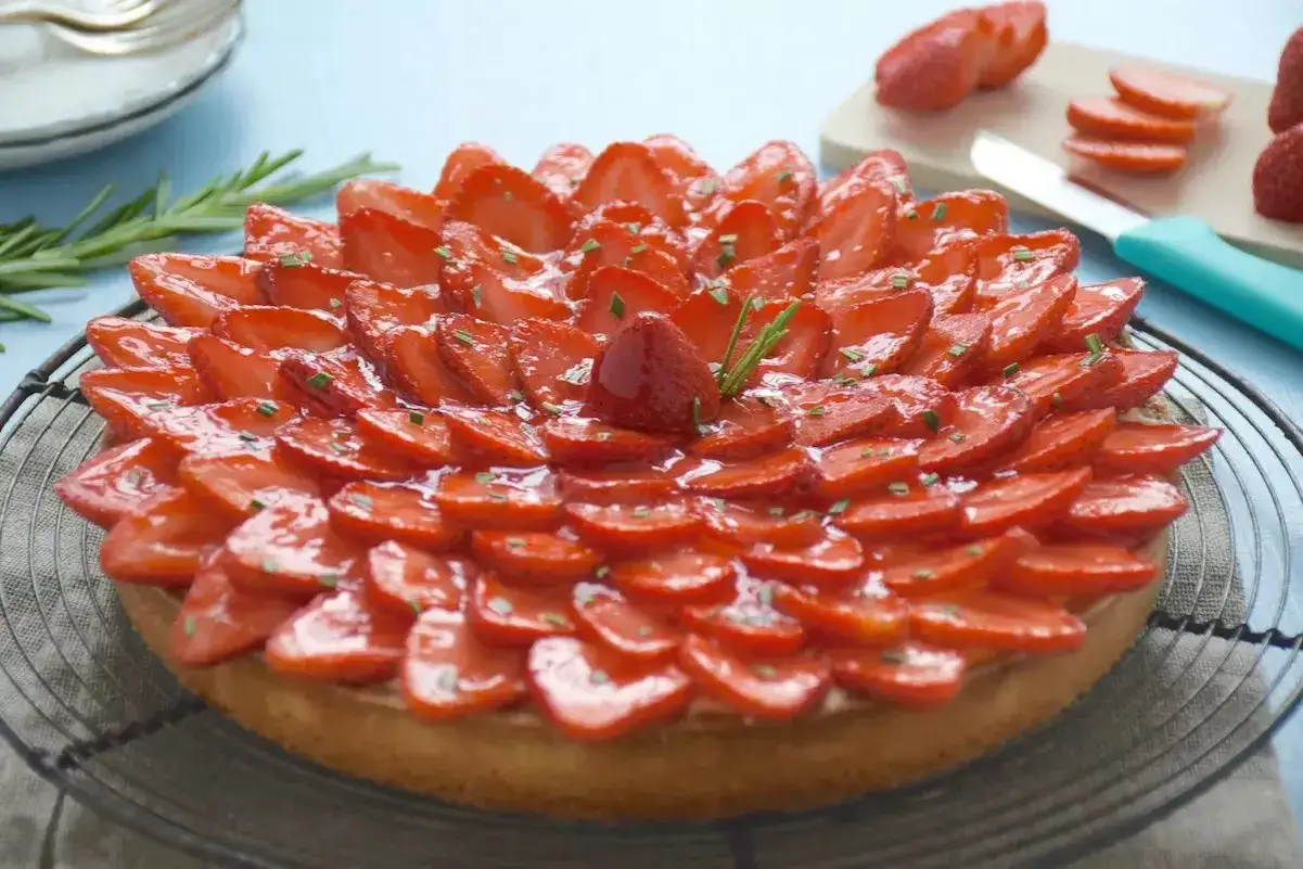D&eacute;licieuse tarte aux fraises, une magnifique d&eacute;coration florale avec des fraises fra&icirc;ches et une touche de romarin.
