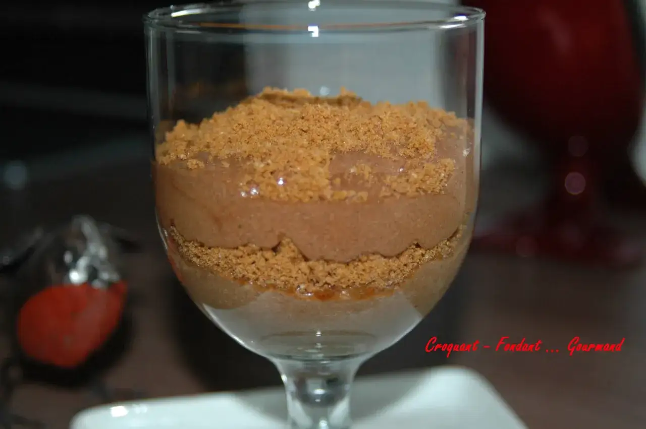 Mousse au chocolat speculoos, un d&eacute;lice croquant et fondant dans un verre.