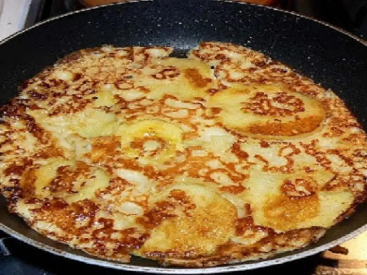 Crêpe épaisse alsacienne dorée à la poêle, parsemée de rondelles de pommes caramélisées. Un délice pour la recette !