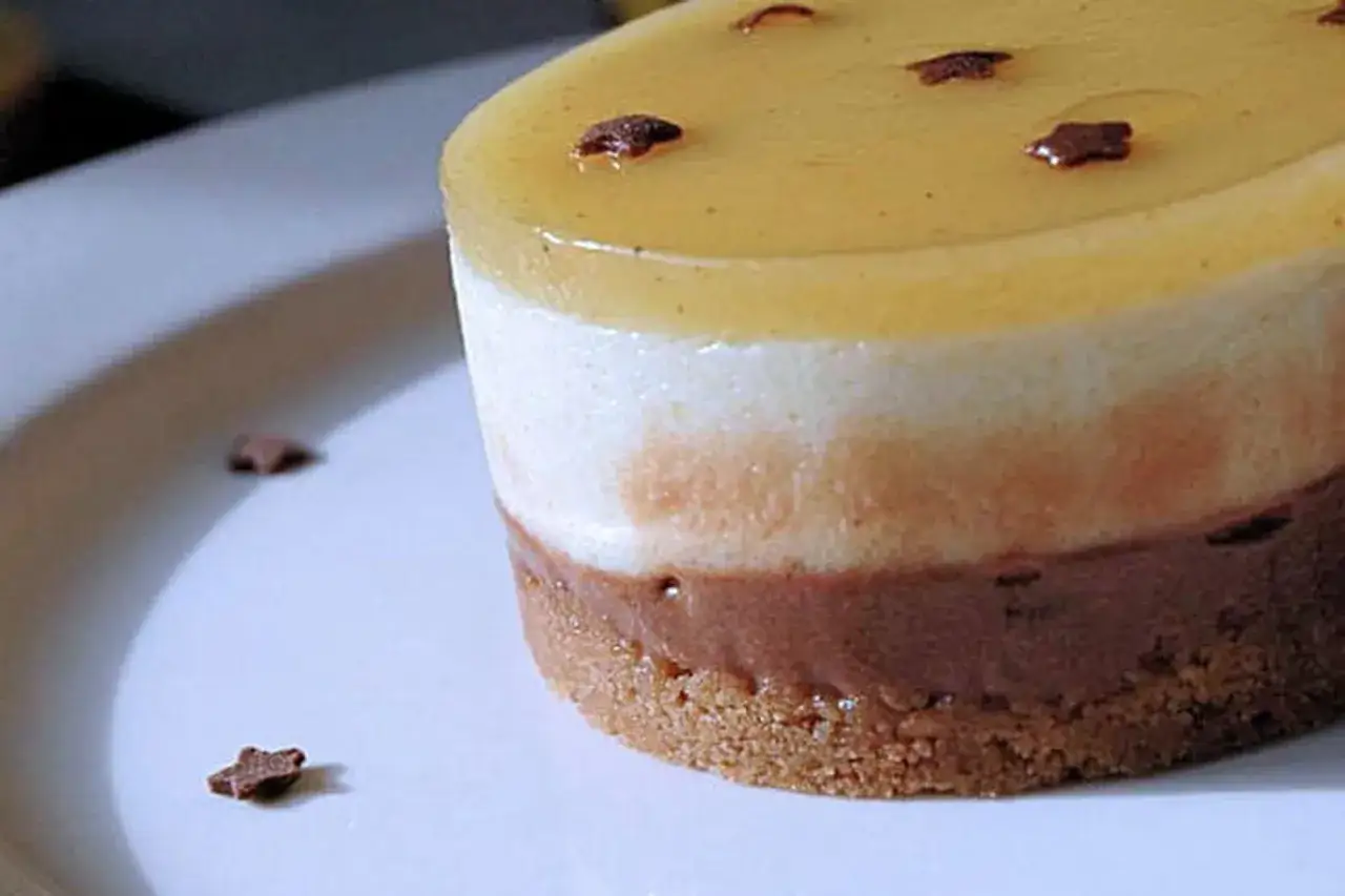 Un d&eacute;licieux bavarois poire aux trois couches, garni de petites &eacute;toiles en chocolat sur un lit de biscuit croustillant.