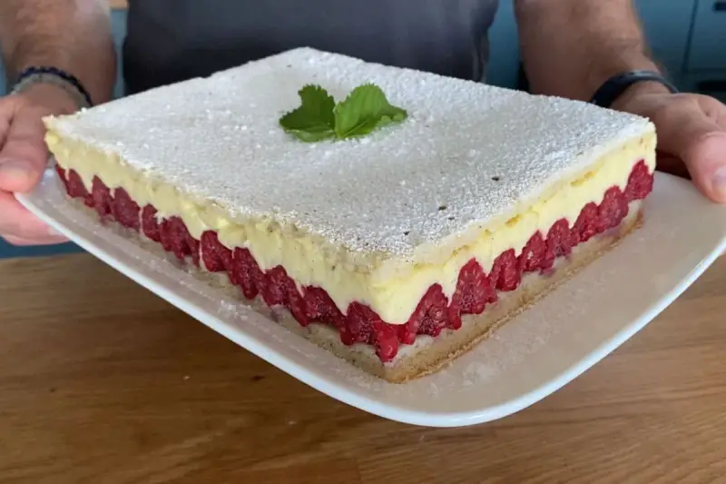 Un gâteau d'anniversaire facile et bluffant : une génoise légère, une crème onctueuse et des framboises fraîches, le tout saupoudré de sucre glace.