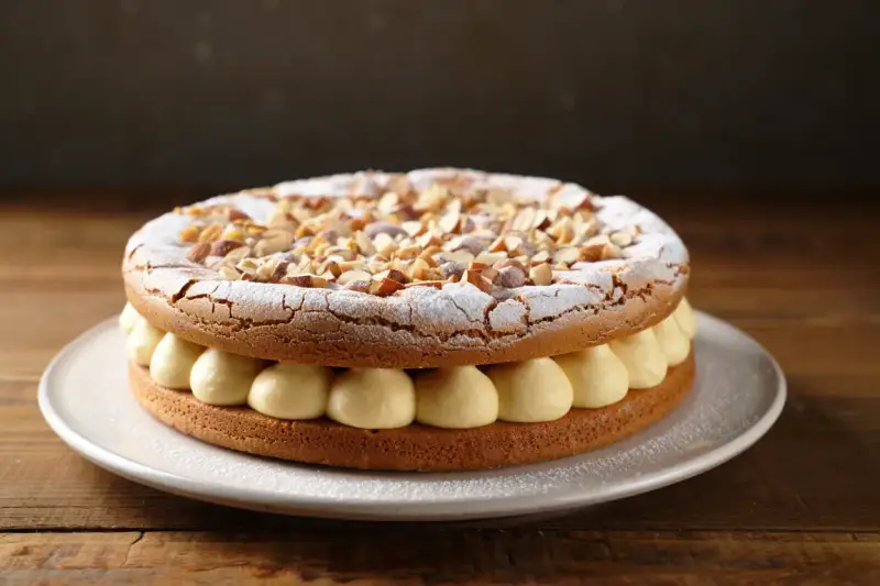 Dacquoise aux amandes et crème pâtissière. On peut faire une dacquoise la veille, elle sera parfaite pour ce gâteau !