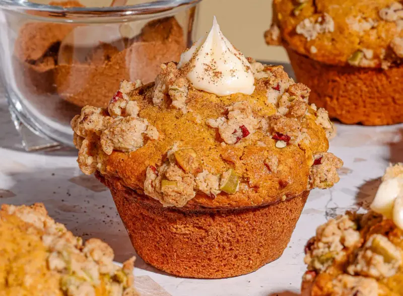 Un muffin gourmand, garni de crumble et d'une touche de glaçage, parfait pour une recette de muffin.