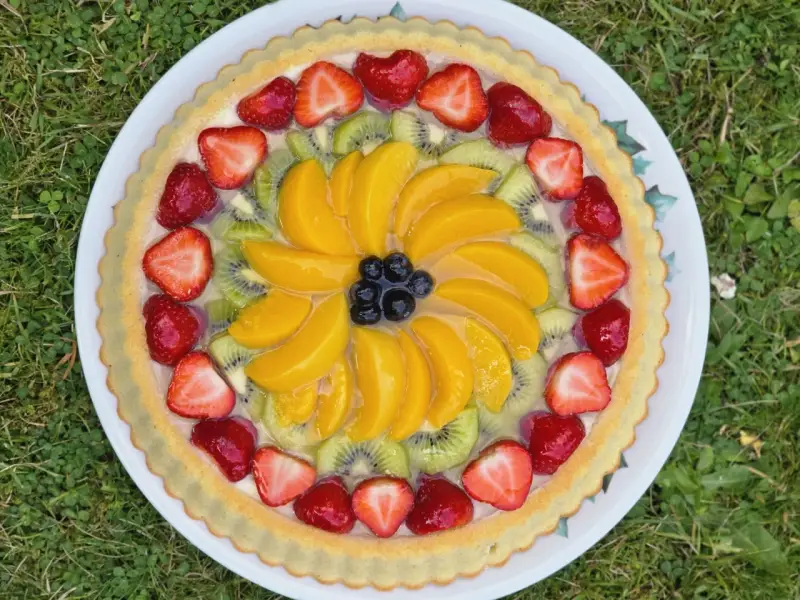 Tarte aux fruits frais sur une crème pâtissière légère. Une recette parfaite pour un dessert estival.